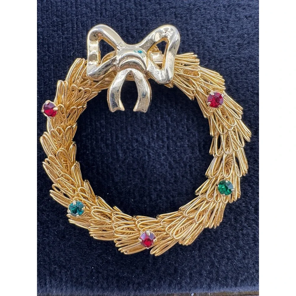 Gold Tone Christmas Wreath Brooch Red‎ Green Rhinestones Bow Pin